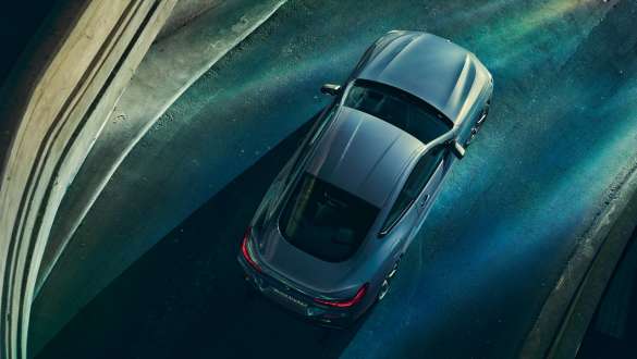 Integral Active Steering G15. BMW Serie 8 Coupé, vista aerea auto in movimento, Integral Active Steering G15.