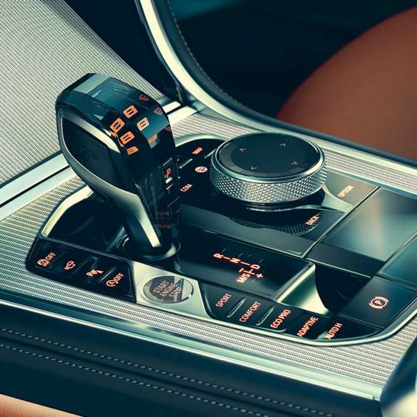 BMW Serie 8 Coupé, interni G15. BMW Serie 8 Coupé, interni, primo piano del selettore marce G15.