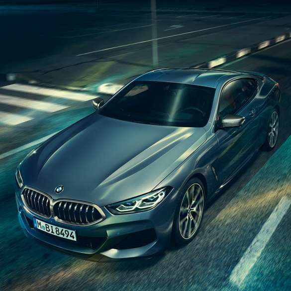 BMW Serie 8 Coupé, vista anteriore a tre quarti G15. BMW Serie 8 Coupé, vista anteriore a tre quarti, ripresa da ferma con primo piano del cofano motore G15.