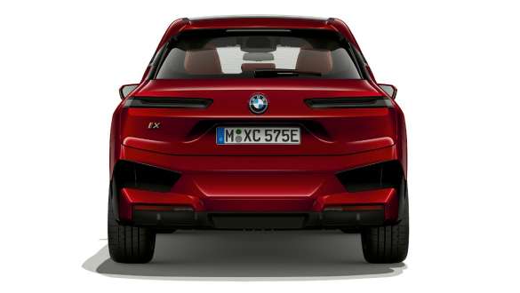 SUV elettrico BMW iX i20 Vista posteriore SUV elettrico BMW iX Aventurine Red i20 Vista posteriore