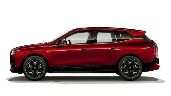 SUV elettrico BMW iX i20 Vista laterale SUV elettrico BMW iX Aventurine Red i20 Vista laterale