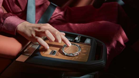 SUV elettrico BMW iX i20 Cockpit abitacolo Suite Castanea SUV elettrico BMW iX i20 Cockpit abitacolo Suite Castanea