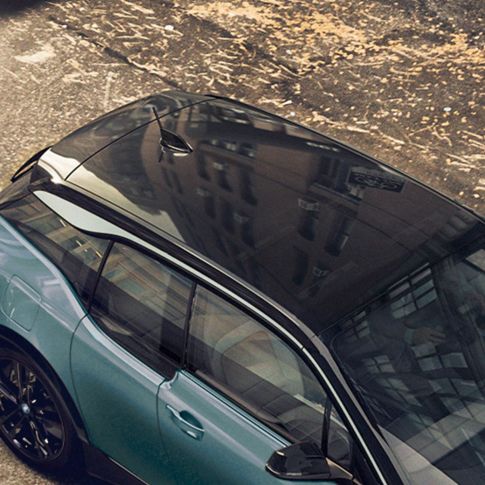 BMW i3 2018 tetto in carbonio I01 BMW i3 I01 2018 Jucaro Beige con profilo in Frozen Grey metallizzato con prospettiva a volo d’uccello del tetto in carbonio