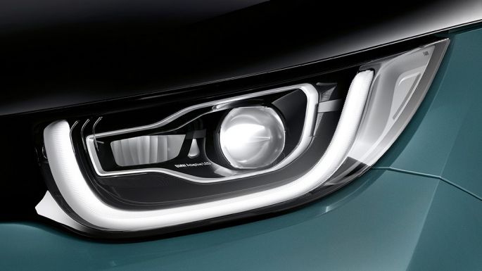 BMW i3 2018 proiettori anteriori a LED I01 BMW i3 I01 2018 Jucaro Beige con profilo in Frozen Grey metallizzato primo piano proiettori anteriori a LED