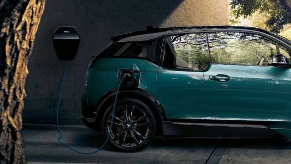 BMW i3 2018 vicino alla BMW Wallbox I01 BMW i3 I01 2018 Jucaro Beige con profilo in Frozen Grey metallizzato in ricarica alla BMW Wallbox