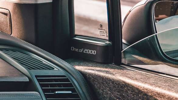 BMW i3 Unique Forever Edition I01 scritta della versione Edition “ONE of 2000” BMW i3 Unique Forever Edition I01 primo piano degli interni con scritta della versione Edition “ONE of 2000”