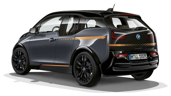 BMW i3 Unique Forever Edition I01 Vista posteriore a tre quarti BMW i3 Unique Forever Edition I01 Storm Bay con profilo Frozen E-Copper metallizzato Vista posteriore a tre quarti