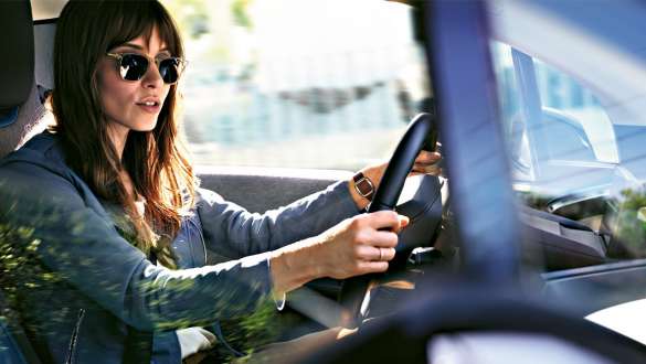Una signora con occhiali da sole guida una BMW i3 I01 Una signora con occhiali da sole guida una BMW i3 I01