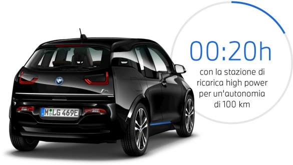 BMW i3s I01 Fluid Black con profilo BMW i Blue vista posteriore a tre quarti BMW i3s I01 Fluid Black con profilo BMW i Blue vista posteriore a tre quarti