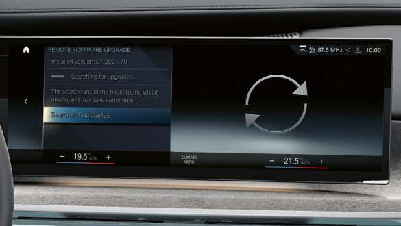 Immagine di BMW Remote Software Upgrade BMW Remote Software upgrade in un’immagine con donna davanti alla vettura