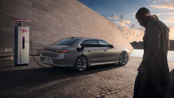 Charging Card della BMW i7 Berlina G70 La BMW i7 Berlina G70 BMW Individual Oxid grey metallizzata in ricarica con una Charging Card in primo piano