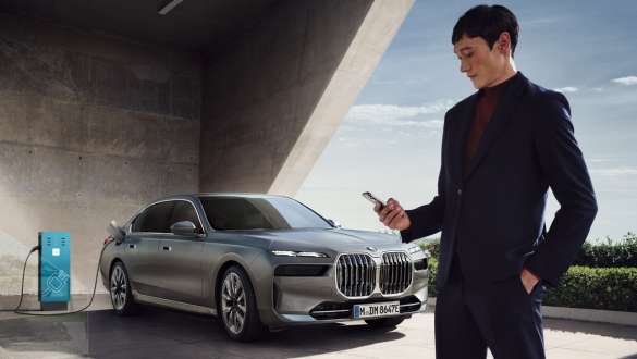 Charging Card della BMW i7 Berlina G70 La BMW i7 Berlina G70 BMW Individual Oxid grey metallizzata in ricarica con una Charging Card in primo piano