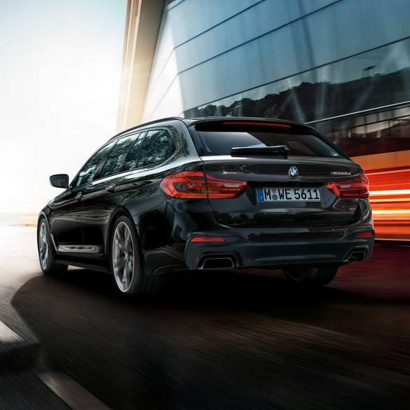 Design degli esterni della BMW M550d xDrive Touring G31 Design degli esterni BMW M550d xDrive Touring G31 Azurite Black metallizzato Vista posteriore a tre quartiBMW M550d Touring Caratteristiche salienti