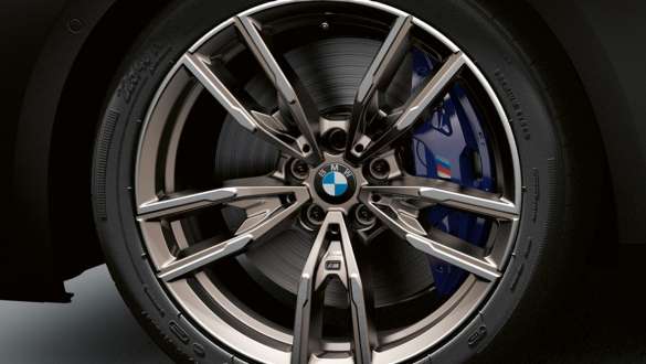 Freni sportivi M blu scuro metallizzato della BMW M240i xDrive Coupé G42 2021 BMW M240i xDrive Coupé G42 2021 M con freni sportivi blu scuro metallizzato primo piano