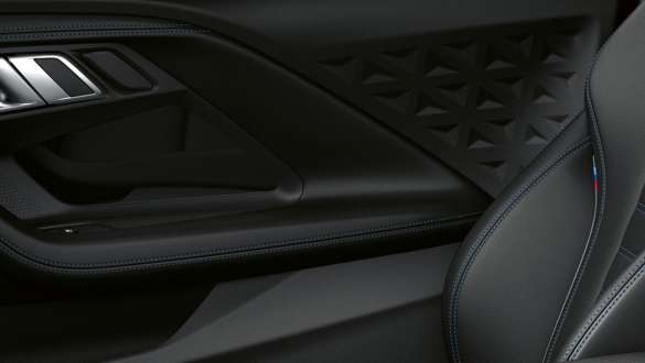 Superfici di design M della BMW M240i xDrive Coupé G42 2021 BMW M240i xDrive Coupé G42 2021 superfici di design M, primo piano dei rivestimento delle portiere