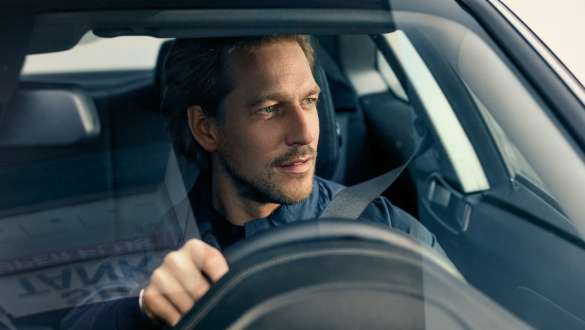 BMW Service Inclusive BMW Service Inclusive Uomo al volante di una BMW