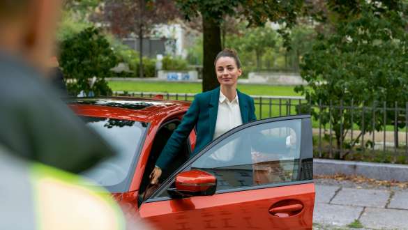 Soccorso stradale BMW Soccorso stradale BMW Donna vicino alla portiera aperta della BMW