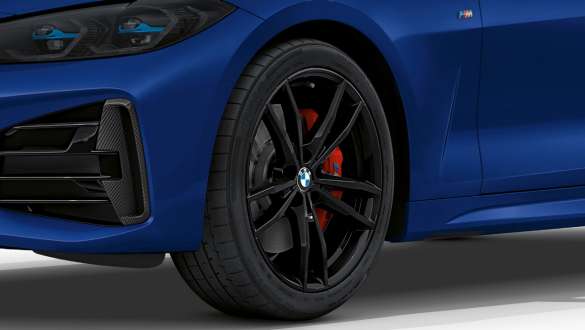 Freni sportivi M della BMW M440i xDrive Cabrio G23 2020 Freni sportivi M BMW M440i xDrive Cabrio G23 2020, primo piano dei cerchi in lega leggera