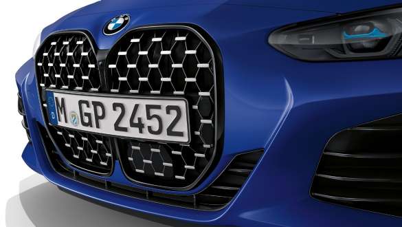 Calandra a doppio rene in Cerium Grey della BMW M440i xDrive Cabrio G23 2020 BMW M440i xDrive Cabrio BMW Individual Frozen Portimao Blue metallizzato G23 2020 Vista anteriore verticale della calandra a doppio rene BMW in Cerium Grey