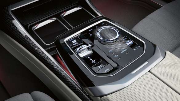 Executive Drive Pro della BMW M760e xDrive Berlina G70 Primo piano della consolle centrale della BMW M760e xDrive Berlina G70