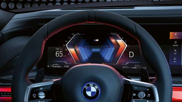 M Sport Boost nella BMW M760e xDrive Berlina G70 Primo piano del volante M e del BMW Curved Display della BMW M760e xDrive Berlina G70