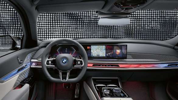 Cockpit della BMW M760e xDrive Berlina G70 Cockpit con volante M, BMW Curved Display e Interaction Bar della BMW M760e xDrive Berlina G70
