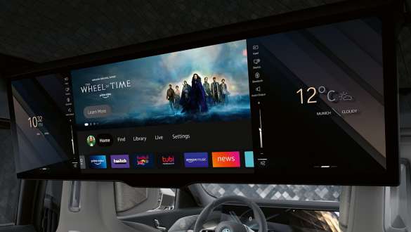 Posteriori di lusso della BMW M760e xDrive Berlina G70 Interni posteriori con BMW Theatre Screen della BMW M760e xDrive Berlina G70