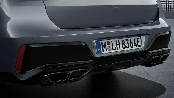 Design del posteriore con impianto di scarico della BMW M760e xDrive Berlina G70 Primo piano del posteriore con impianto di scarico a 4 terminali della BMW M760e xDrive Berlina G70 in bicolore BMW Individual Sapphire Black metallizzato e BMW Individual Dravit Grey metallizzato