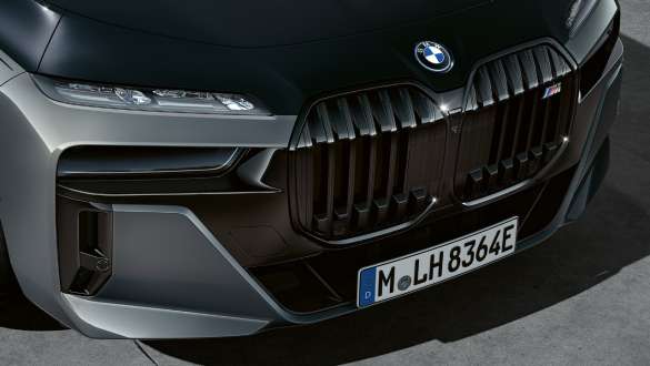Gruppi ottici anteriori in cristallo BMW “Iconic Glow” della BMW M760e xDrive Berlina G70 Gruppi ottici anteriori in cristallo BMW “Iconic Glow” della BMW M760e xDrive Berlina G70 in bicolore BMW Individual Sapphire Black metallizzato e BMW Individual Dravit Grey metallizzato