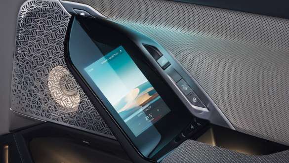 BMW Touch Command della BMW M760e xDrive Limousine G70 Primo piano della portiera posteriore della BMW Touch Command BMW M760e xDrive Berlina G70
