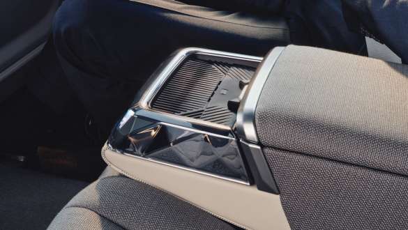 Consolle posteriore Executive Lounge della BMW M760e xDrive Berlina G70 La consolle posteriore Executive Lounge della BMW M760e xDrive Limousine G70 con superficie in vetro e BMW Individual in pelle Merino combinata con cachemire di con contenuti estesi in Smoke White/Light Grey