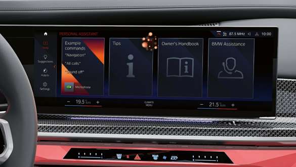 BMW Intelligent Personal Assistant della BMW M760e xDrive Berlina G70 BMW Intelligent Personal Assistant della BMW M760e xDrive Berlina G70 con BMW Curved Display