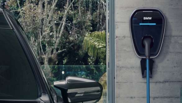 Wallbox della BMW M760e xDrive Berlina Limousine G70 Primo piano della stazione di ricarica della BMW M760e xDrive Berlina G70 in bicolore BMW Individual Sapphire Black metallizzato e BMW Individual Dravit Grey metallizzato