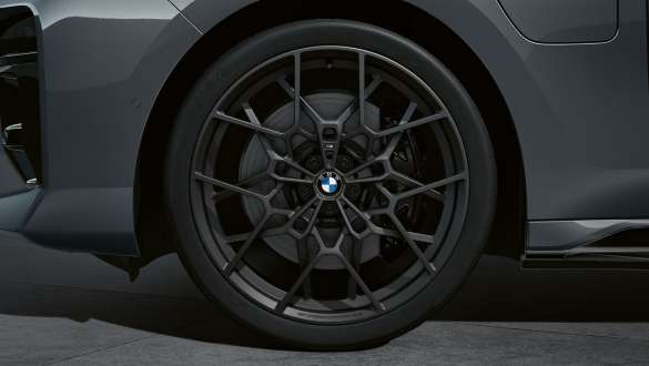Cerchio forgiato M Performance da 22” styling a raggi incrociati nº 912 M della BMW M760e xDrive Berlina G70 Cerchio forgiato M Performance da 22” styling a raggi incrociati nº 912 M in Frozen Gunmetal Grey della BMW M760e xDrive Berlina G70