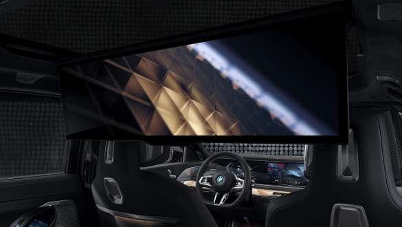 Posteriori di lusso della BMW M760e xDrive Berlina G70 Interni posteriori con BMW Theatre Screen della BMW M760e xDrive Berlina G70