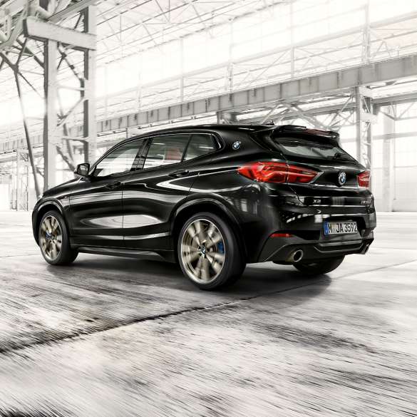 Dinamica di guida della BMW X2 M35i F39 Dinamica di guida della BMW X2 M35i Sapphire Black metallizzato F39 2018 vista posteriore a tre quarti