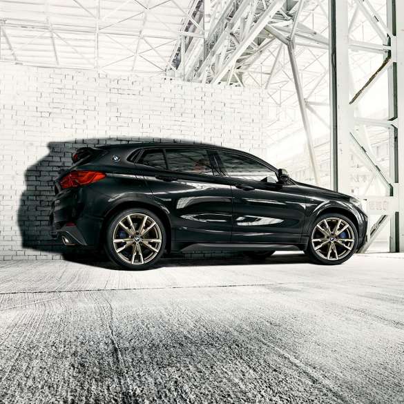 Esterni della BMW X2 M35i F39 Esterni della BMW X2 M35i Sapphire Black metallizzato F39 vista laterale