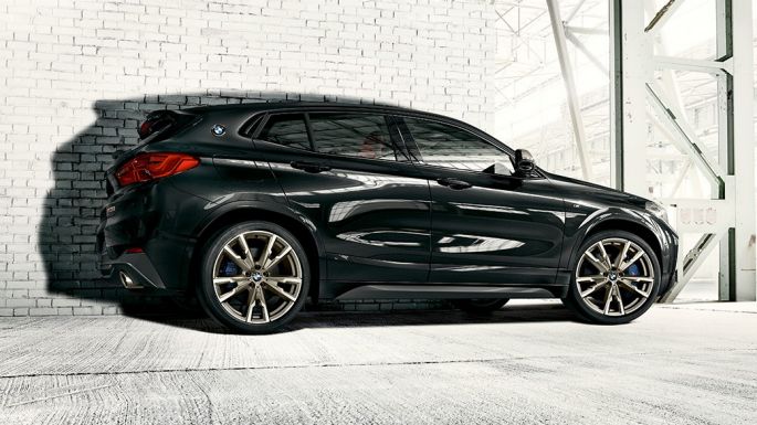 Cerchi in lega leggera M della BMW X2 M35i F39 Cerchi in lega leggera M della BMW X2 M35i in Sapphire Black metallizzato F39 vista laterale