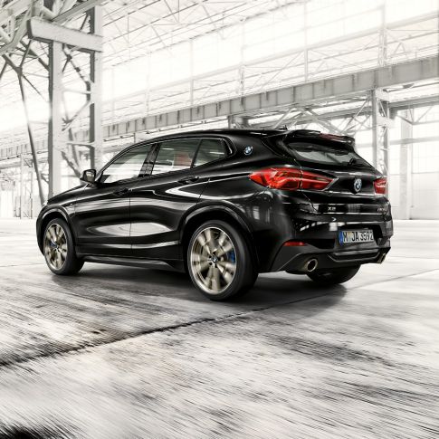 Spoiler posteriore M della BMW X2 M35i F39 Spoiler posteriore M della BMW X2 M35i in Sapphire Black metallizzato F39 vista posteriore a tre quarti