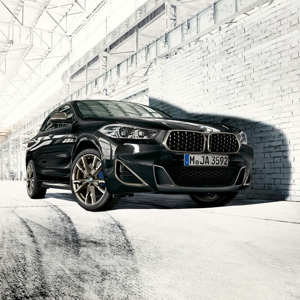 Calandra a doppio rene della BMW X2 M35i F39 Calandra a doppio rene BMW della BMW X2 M35i in Sapphire Black metallizzato F39 vista anteriore a tre quarti