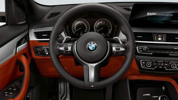 Cockpit della BMW X2 M35i SUV F39 Cockpit con Active Cruise Control con funzione Stop&Go della BMW X2 M35i SUV 2018 F39 abitacolo