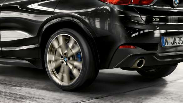 BMW xDrive BMW X2 M35i F39 BMW xDrive BMW X2 M35i Sapphire Black metallizzato F39 primo piano posteriore