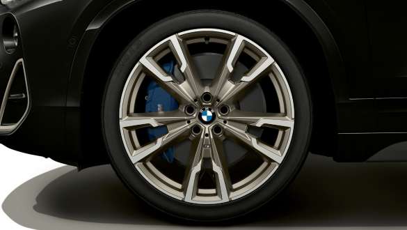 Freni sportivi M della BMW X2 M35i SUV F39 Freni sportivi M della BMW X2 M35i SUV in Sapphire Black metallizzato F39 primo piano della ruota