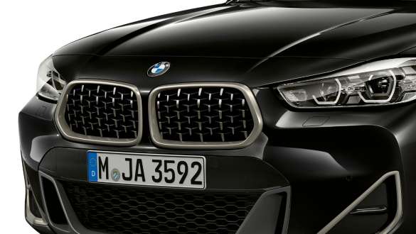 Calandra a doppio rene della BMW X2 M35i F39 Calandra a doppio rene BMW in Cerium Grey della BMW X2 M35i in Sapphire Black metallizzato F39 vista anteriore a tre quarti
