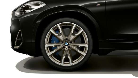 Cerchi in lega leggera M della BMW X2 M35i SUV in Sapphire Black metallizzato F39 primo piano della ruota Cerchi in lega leggera M della BMW X2 M35i SUV in Sapphire Black metallizzato F39 primo piano della ruota