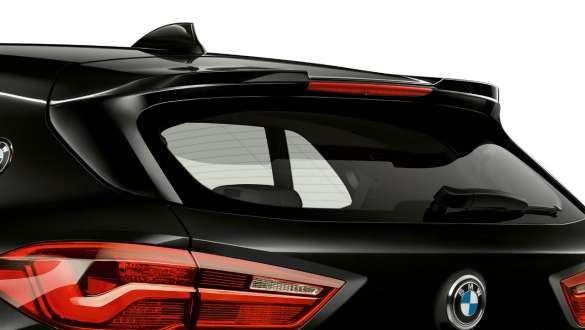Spoiler posteriore M della BMW X2 M35i SUV F39 Spoiler posteriore M della BMW X2 M35i SUV in Sapphire Black metallizzato F39 primo piano del posteriore