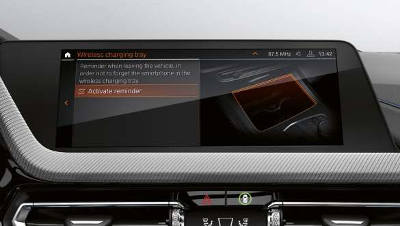 Telefonia e Wireless Charging F40. Telefonia con Wireless Charging della Nuova BMW M135i xDrive F40.