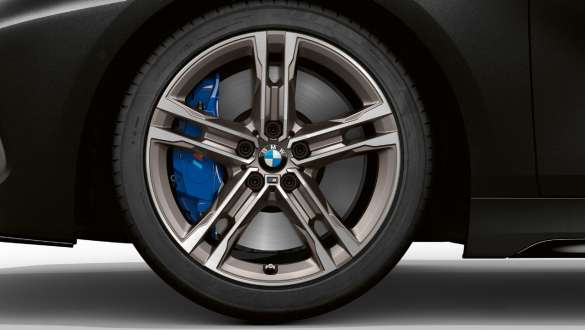 Freni sportivi M F40 Nuova BMW M135i xDrive con freni sportivi M F40.