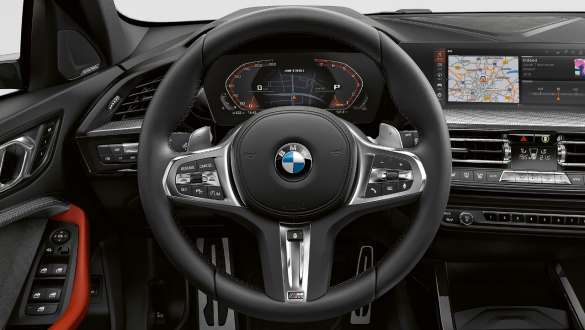 Sterzo sportivo M F40. Nuova BMW M135i xDrive con sterzo sportivo M F40.