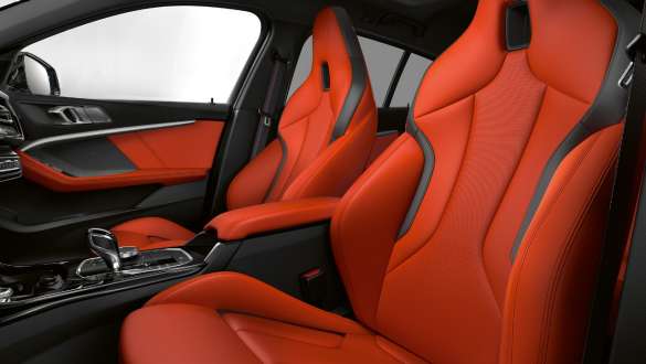 Sedili sportivi M F40. Interni della Nuova BMW M135i xDrive con sedili sportivi M per guidatore e passeggero F40.